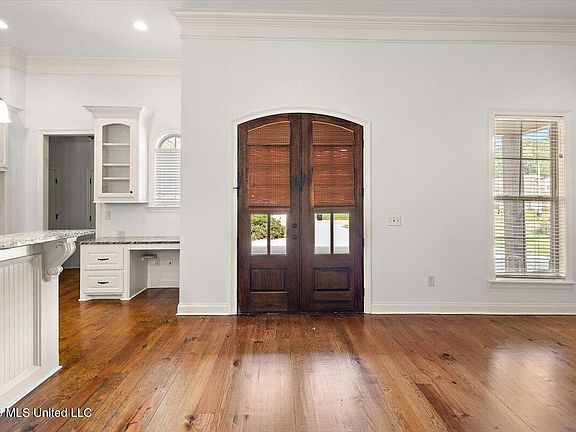 5th image of 131 Caledonian Blvd