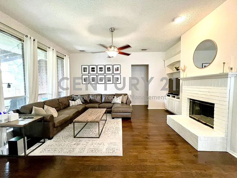 11413 Huntington Rd — Photo 3