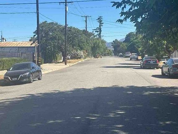 Exterior Neighborhood (street photo)