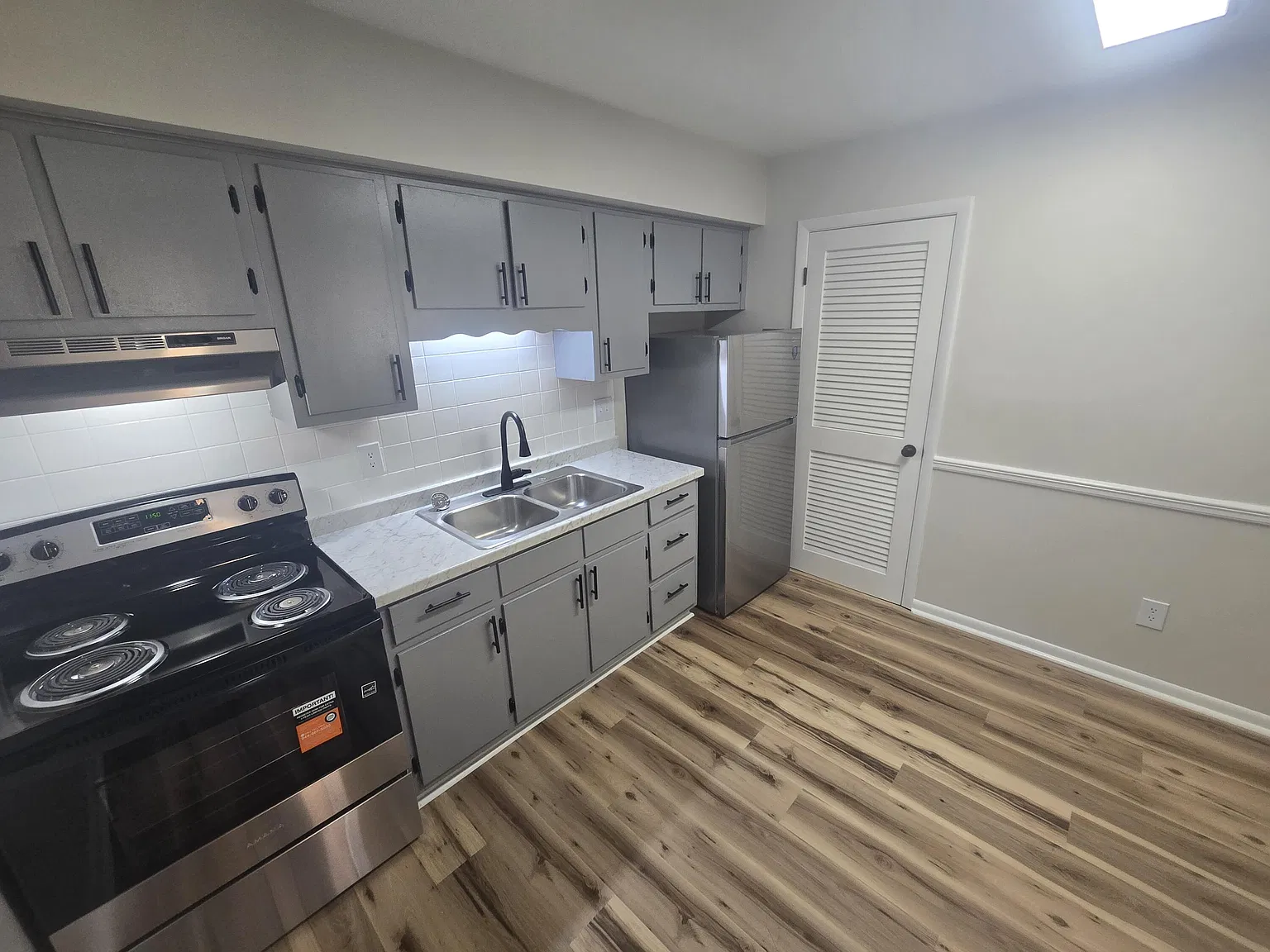 2 bed, 1.0 bath, 900 sqft, $895 — Photo 2