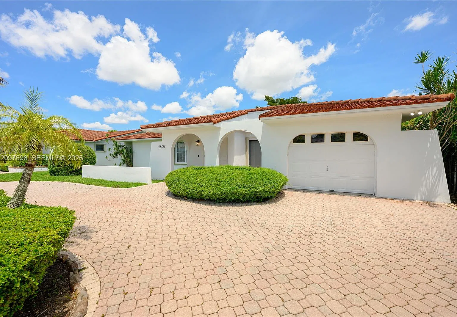 3 bed, 2007 sqft, $4,200 — Photo 2
