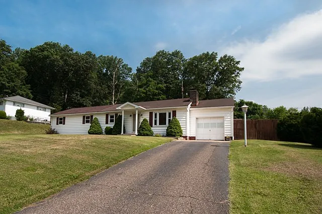 166 Yale Dr photo 1