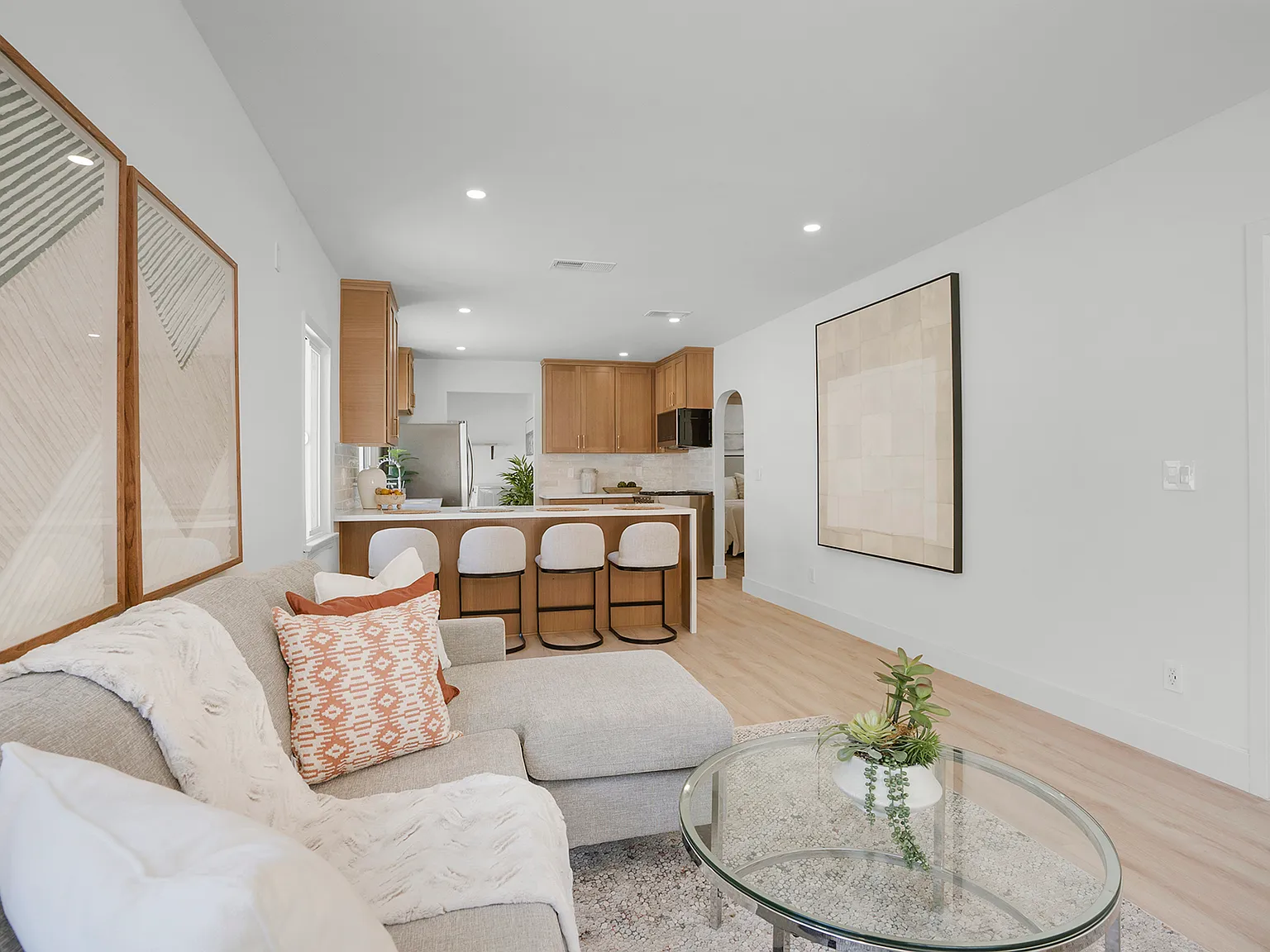 3 bed, 1100 sqft, $5,500 — Photo 3
