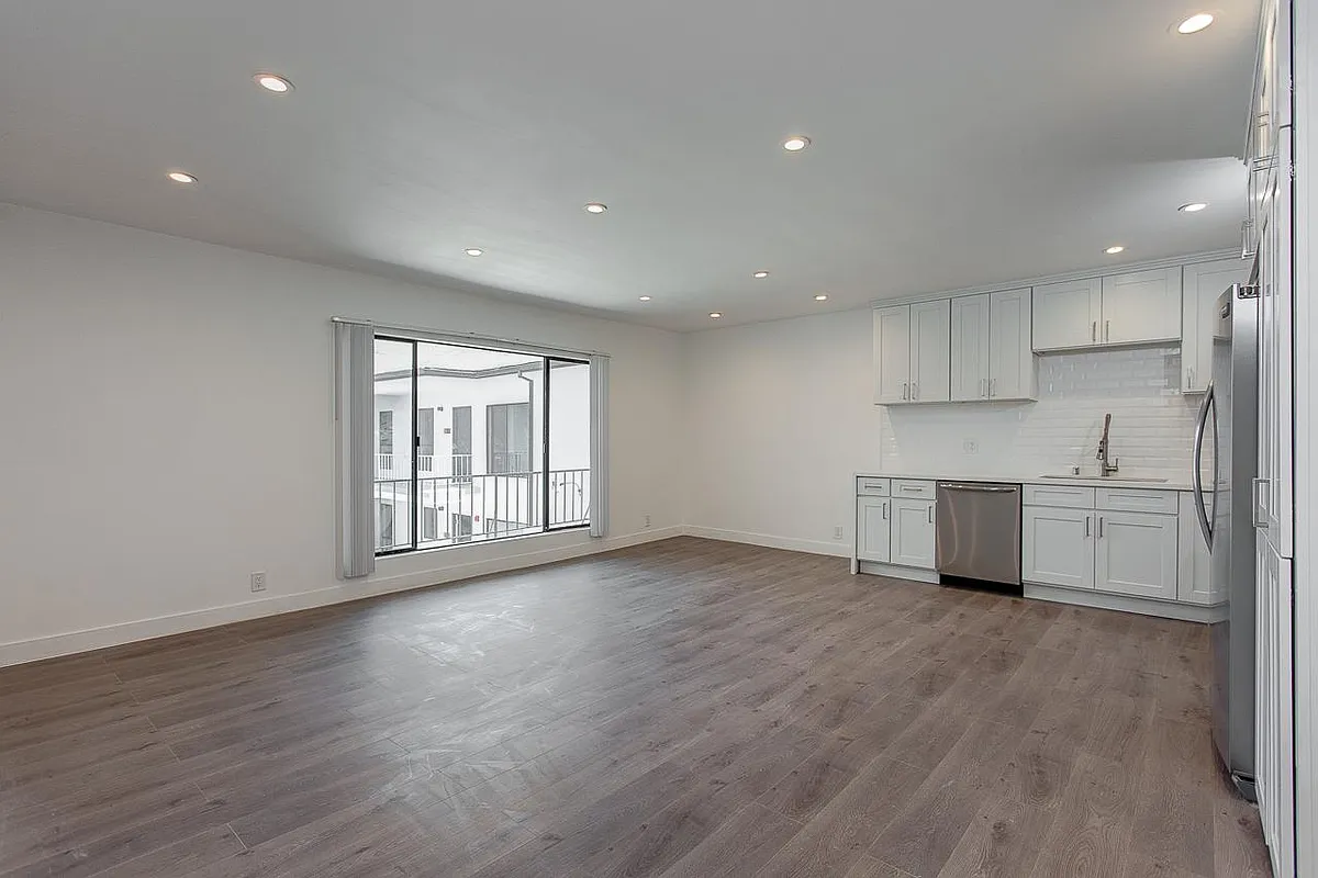 Building Photo - 2827 S La Brea Ave #3