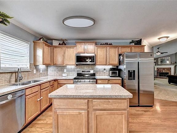 4th image of 392 Castle Top Ln
