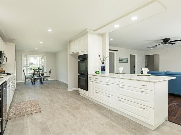 5th image of 201 E Crestmont Dr