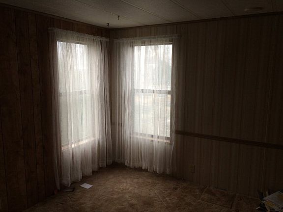 5th image of 975 NE Chelan St