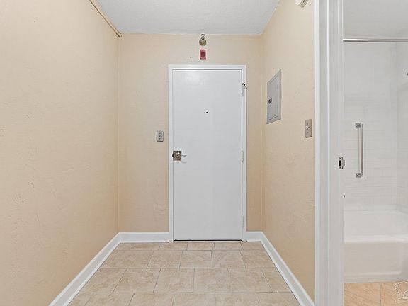 4th image of 224 E Garden St APT 427