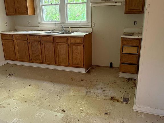 2nd image of 835 Spring Dr