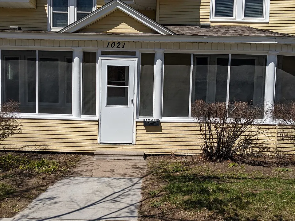 1021 Main St E