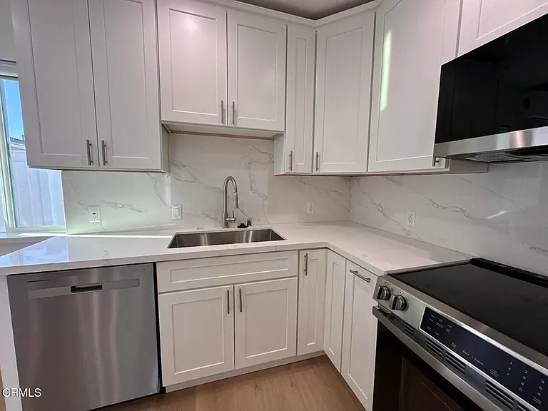 17451 Keswick St #17451 — Photo 7