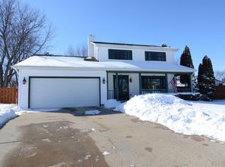 9 Canterbury Ct, Streamwood, IL