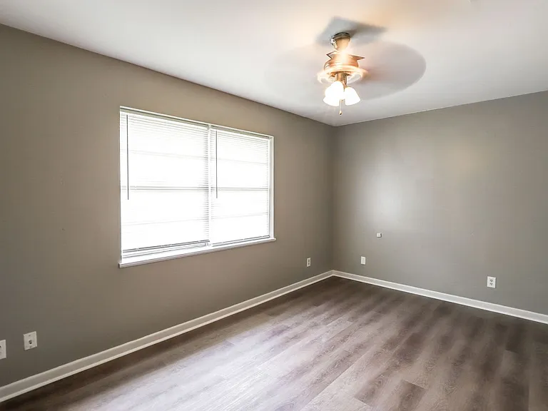 104 San Saba Ln — Photo 6