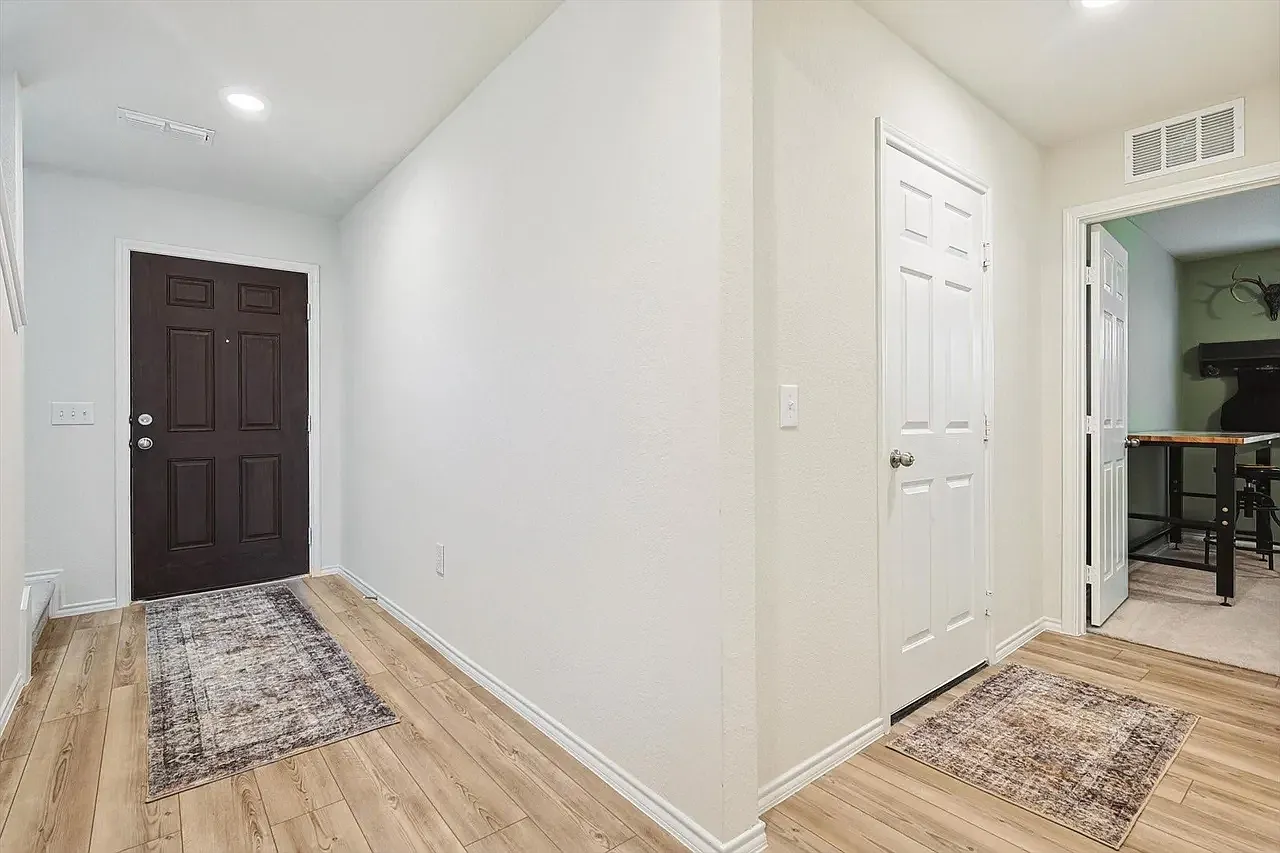 4 bed, 2415 sqft, $2,600 — Photo 3