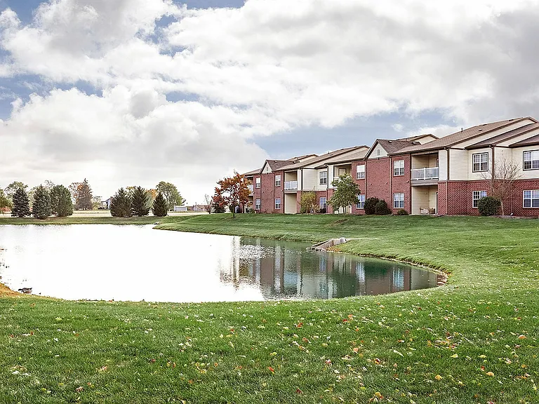 Scenic pond views, just outside your front door. Nature and neighborhood come together at Gateway Crossing.