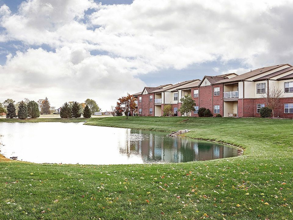 Scenic pond views, just outside your front door. Nature and neighborhood come together at Gateway Crossing.