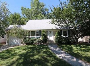 78 Garden Dr, Albertson, NY 11507