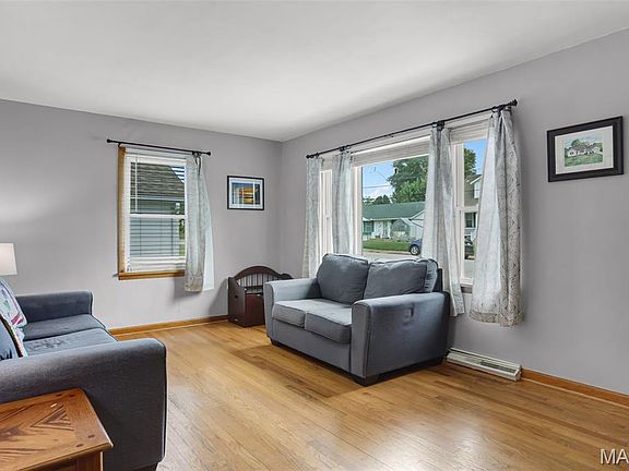5th image of 704 W 9th St