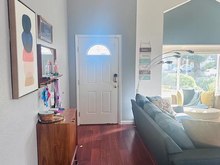 32701 Empire St — Photo 2