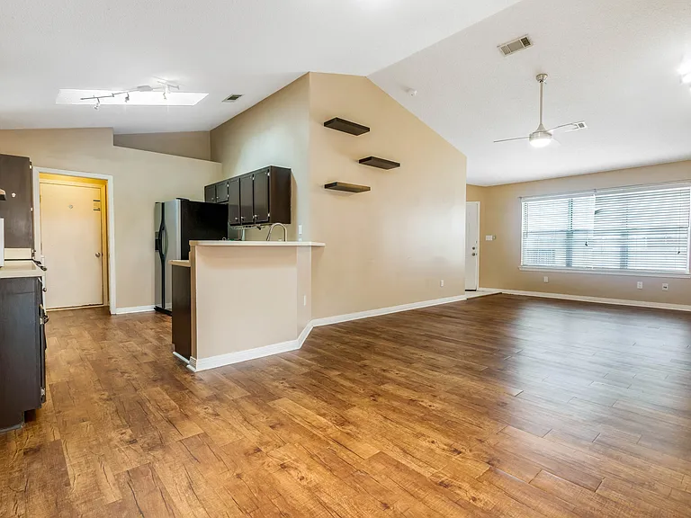 2060 Cambridge Cir — Photo 11