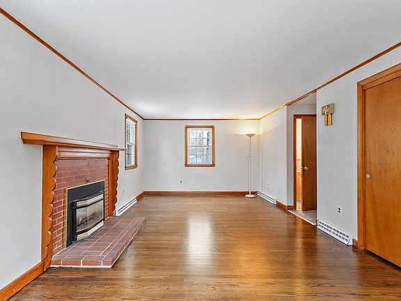 3rd image of 114 Fanning Ave