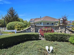 5 Meadow Ct, Oakdale, NY 11769