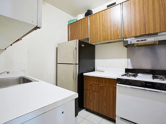 4th image of 58 W 58th St APT 30B