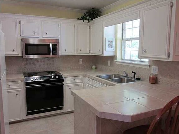 5th image of 915 Mountain Crest Dr
