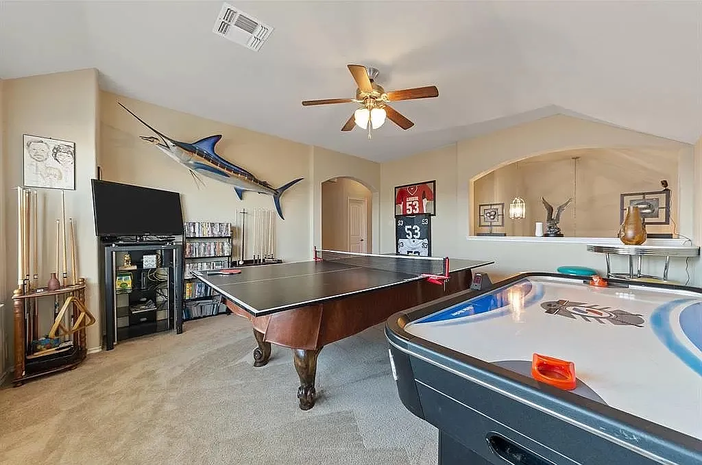 4 bed, 2340 sqft, $2,700 — Photo 3