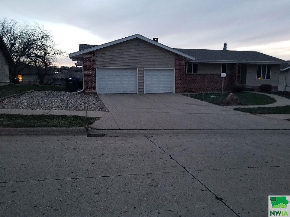 1st image of 862 5th St SE