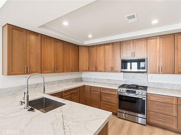 4th image of 215 Oceanside Blvd #2
