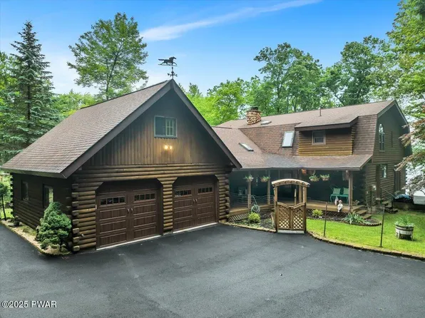 210 Fawn Lake Dr, Hawley, PA 18428