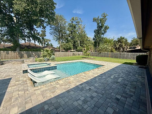 5th image of 366 Perthshire Dr