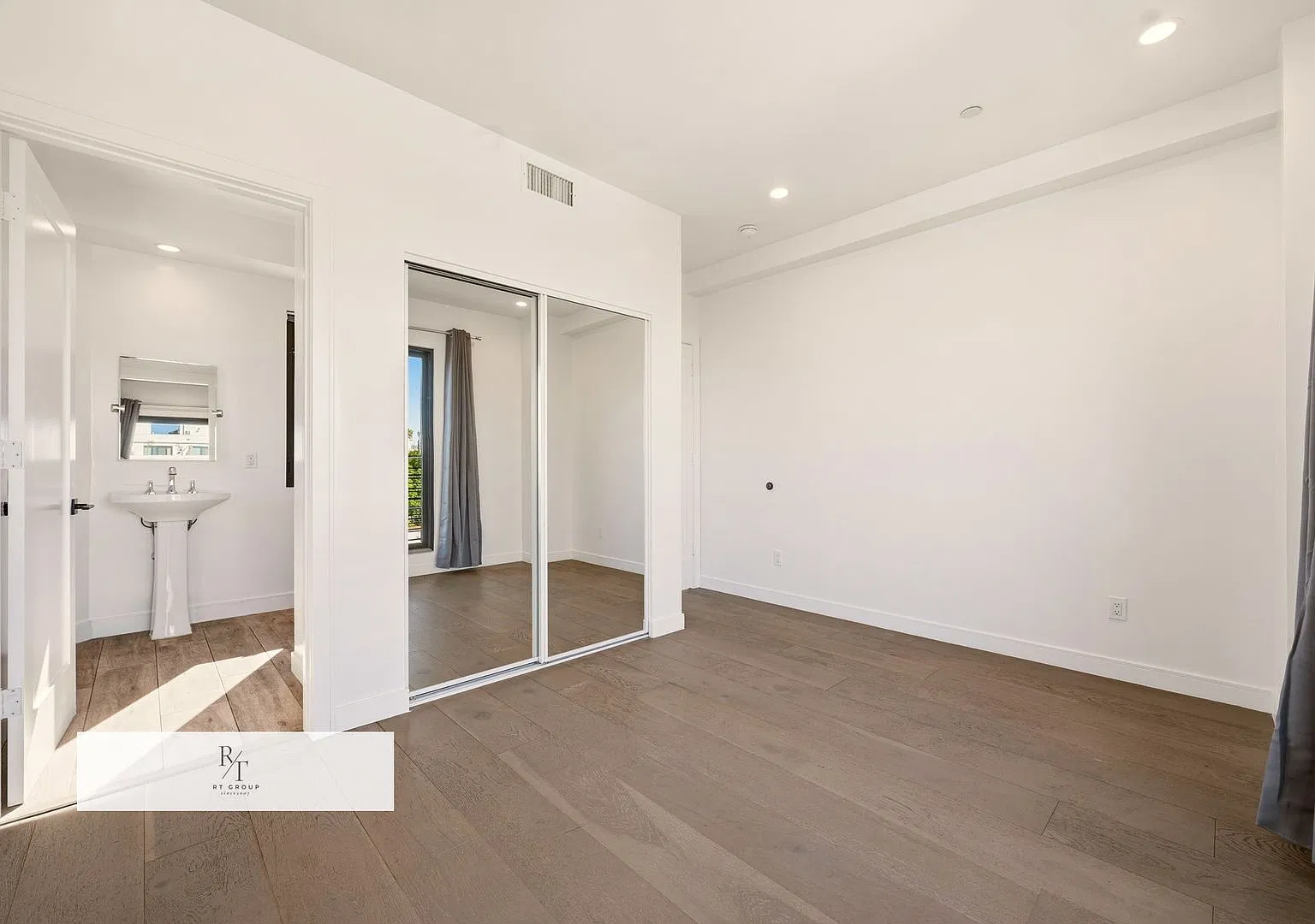 Modern 3-Bedroom Home in Silver Lake with High Ceilings & Hollywood Views ! — Photo 2
