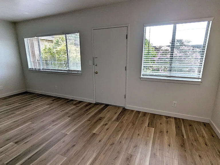 233 N East St — Photo 5