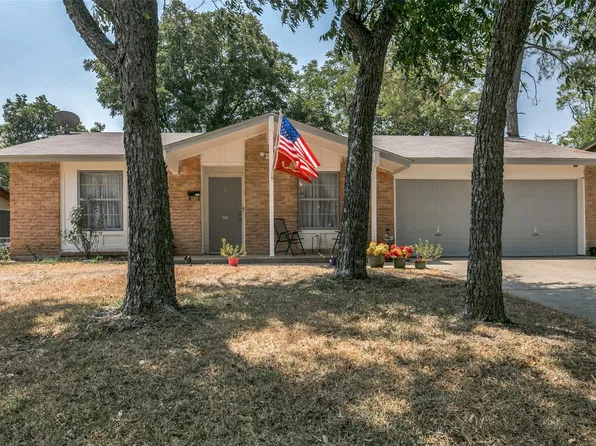 1311 Johns Dr, Euless, TX 76039