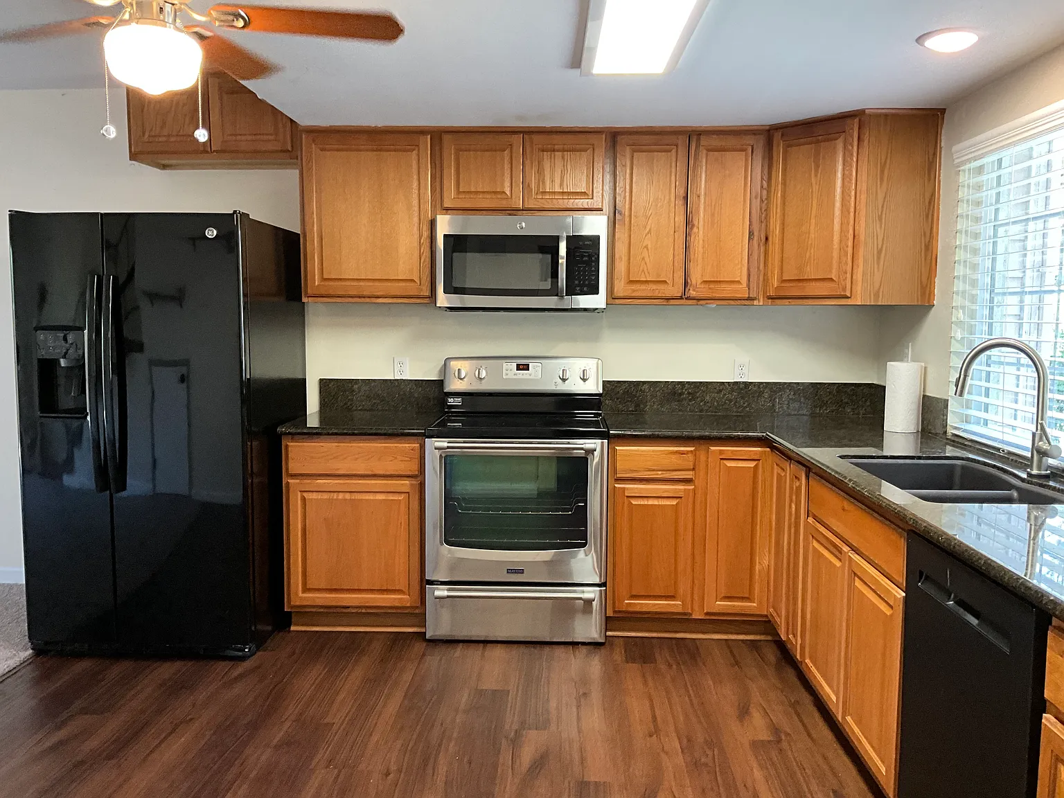 2 bed, 1.5 bath, 1008 sqft, $2,295 — Photo 2