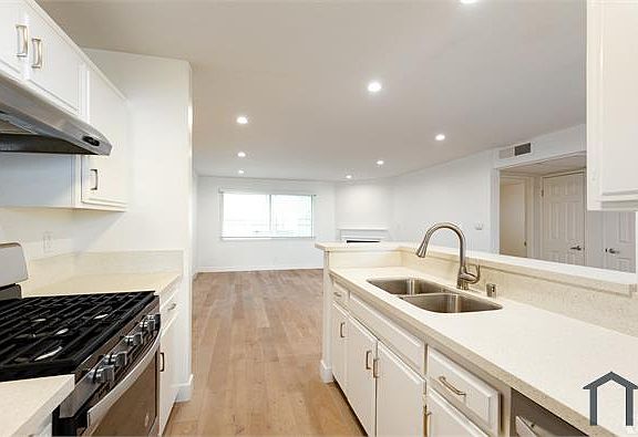 2nd image of 1945 Glendon Ave #102