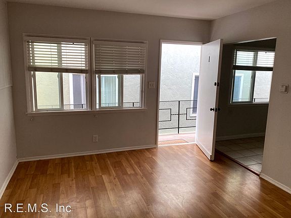 2nd image of 907 Manhattan Ave APT 1