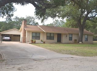 522 Williamsburg Rd, Devine, TX 78016