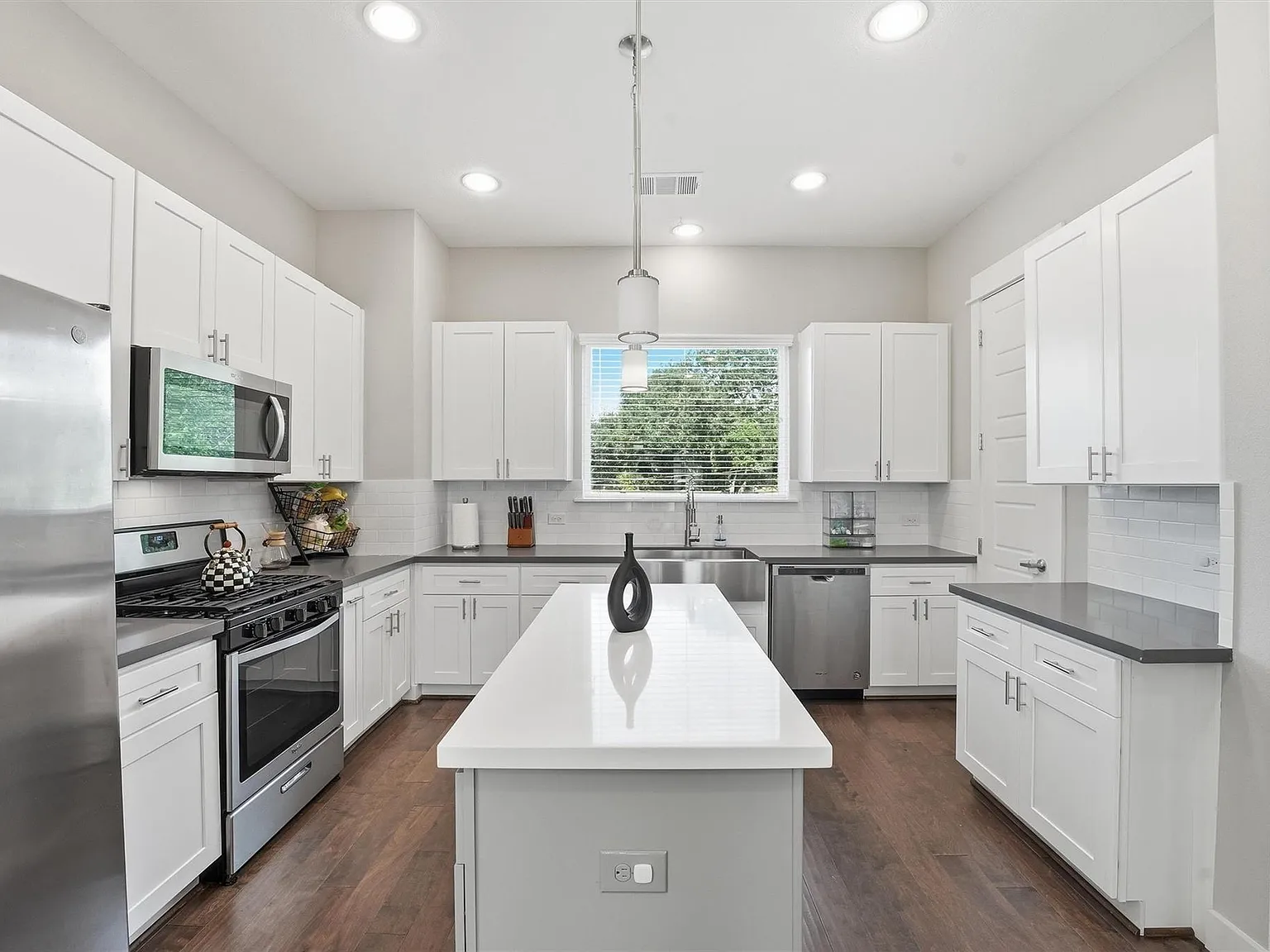 3 bed, 3.5 bath, 1926 sqft, $2,600 — Photo 2