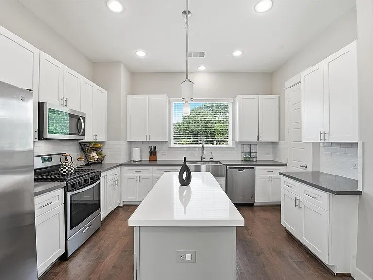 2057 Sherwood Forest St — Photo 2
