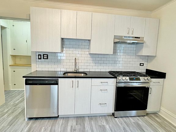 4th image of 232 E Illinois St #2