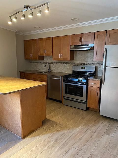 1st image of 254 Grove St APT 1
