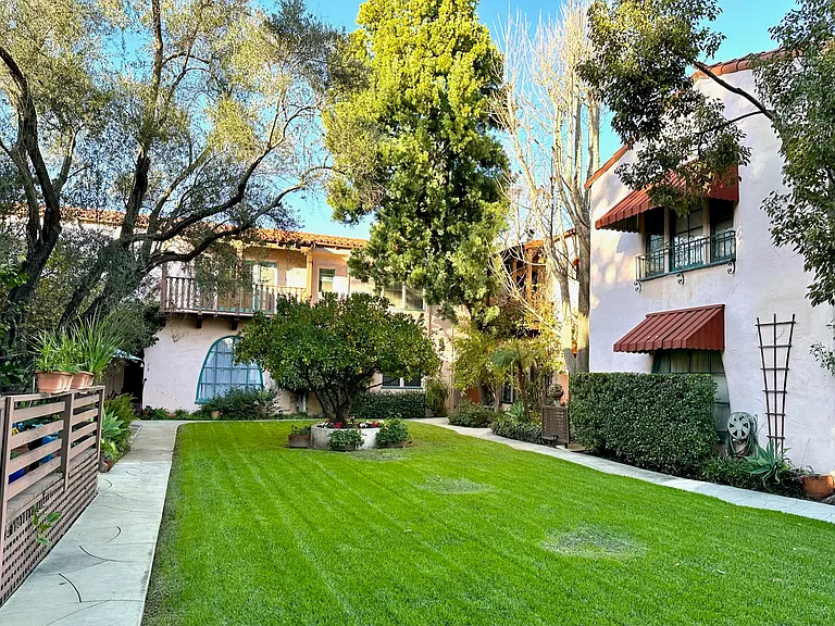 2012 Huntington Dr #8 — Photo 2