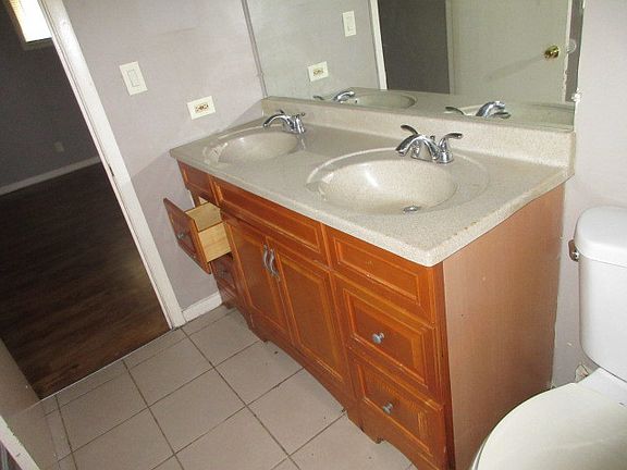 5th image of 15402 Cherry St
