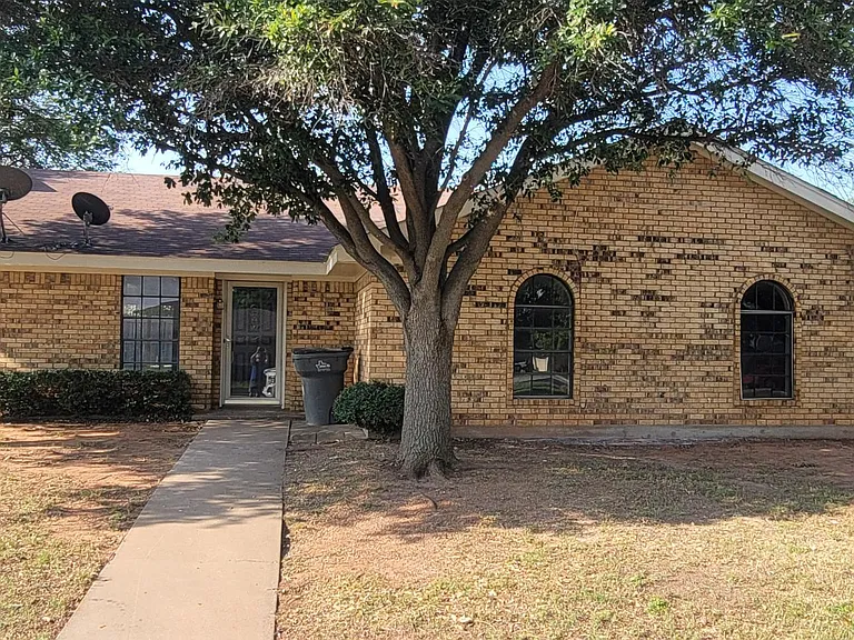 1729 Meadowcliff Dr — Photo 1