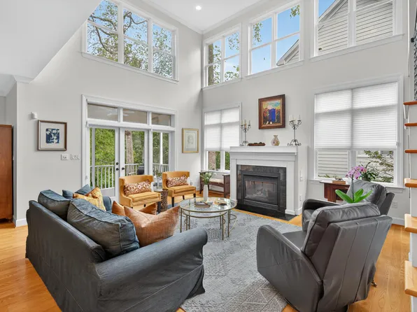 302 Edgewater Cir, Chapel Hill, NC 27516