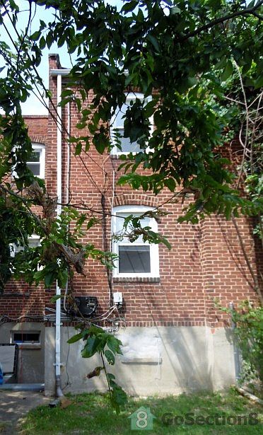 2nd image of 903 Stoll St #2
