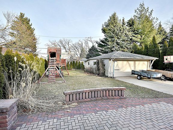 4th image of 1879 Ash St